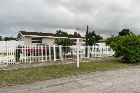 Купить виллу или дом в Хомстед, Флорида 4 спальни, 119.47м2, № 1991607 - фото 17