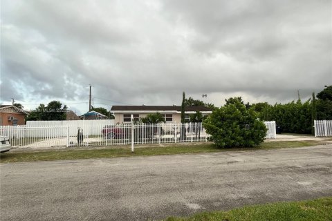 Купить виллу или дом в Хомстед, Флорида 4 спальни, 119.47м2, № 1991607 - фото 2