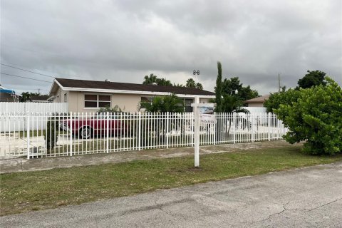 Купить виллу или дом в Хомстед, Флорида 4 спальни, 119.47м2, № 1991607 - фото 16
