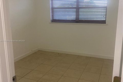 Купить виллу или дом в Хомстед, Флорида 4 спальни, 119.47м2, № 1991607 - фото 8