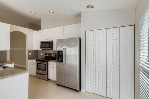 Купить виллу или дом в Пемброк-Пайнс, Флорида 4 комнаты, 148.46м2, № 1996914 - фото 8