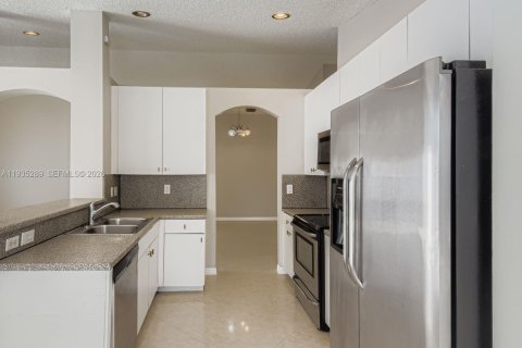 Купить виллу или дом в Пемброк-Пайнс, Флорида 4 комнаты, 148.46м2, № 1996914 - фото 9