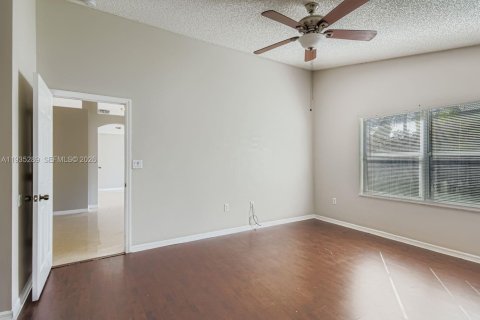 Купить виллу или дом в Пемброк-Пайнс, Флорида 4 комнаты, 148.46м2, № 1996914 - фото 15