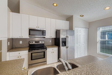 Купить виллу или дом в Пемброк-Пайнс, Флорида 4 комнаты, 148.46м2, № 1996914 - фото 10