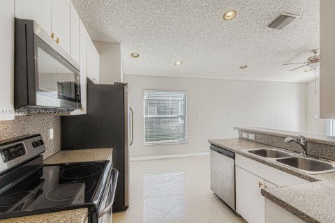 Купить виллу или дом в Пемброк-Пайнс, Флорида 4 комнаты, 148.46м2, № 1996914 - фото 11