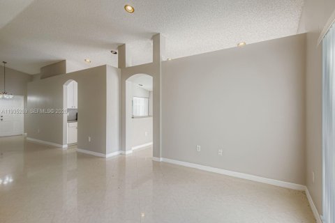 Купить виллу или дом в Пемброк-Пайнс, Флорида 4 комнаты, 148.46м2, № 1996914 - фото 20