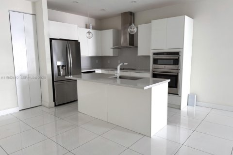 Copropriété à louer à Doral, Floride: 3 chambres, 125.51 m2 № 1999429 - photo 2