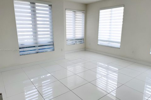 Copropriété à louer à Doral, Floride: 3 chambres, 125.51 m2 № 1999429 - photo 5