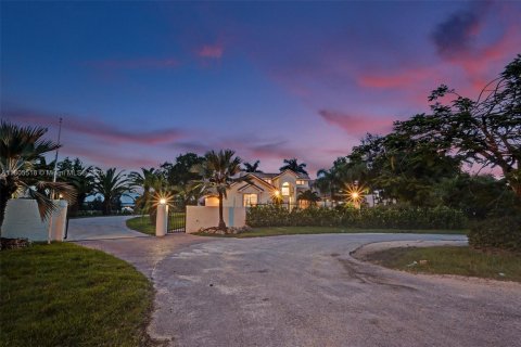 House in Southwest Ranches, Florida 8 bedrooms, 341.04 sq.m. № 1749010 - photo 11