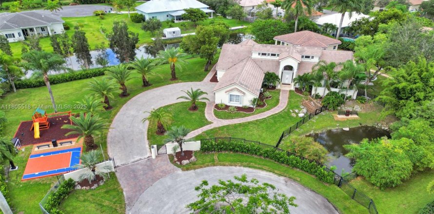 House in Southwest Ranches, Florida 8 bedrooms, 341.04 sq.m. № 1749010
