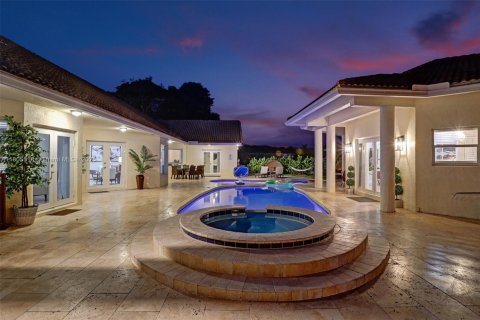 House in Southwest Ranches, Florida 8 bedrooms, 341.04 sq.m. № 1749010 - photo 14