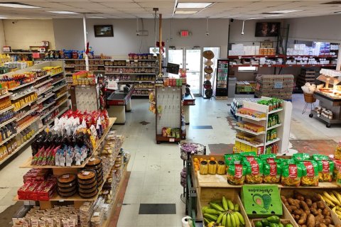 Commercial property in Hialeah, Florida № 1826008 - photo 8