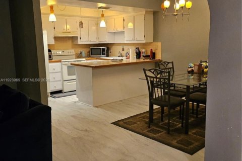 Touwnhouse à vendre à Tamarac, Floride: 2 chambres, 137.03 m2 № 1986709 - photo 3