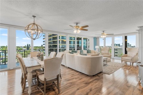 Condo in Treasure Island, Florida, 2 bedrooms  № 2218508 - photo 7