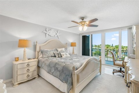 Condo in Treasure Island, Florida, 2 bedrooms  № 2218508 - photo 28