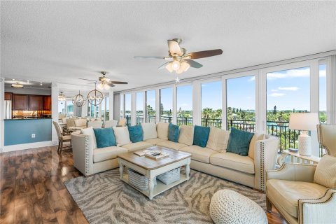 Condo in Treasure Island, Florida, 2 bedrooms  № 2218508 - photo 14
