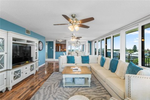 Condo in Treasure Island, Florida, 2 bedrooms  № 2218508 - photo 12