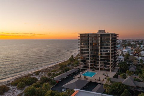 Condo in Treasure Island, Florida, 2 bedrooms  № 2218508 - photo 3