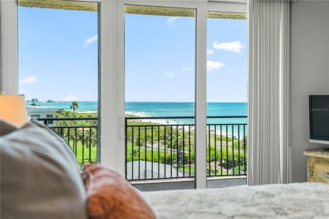Condo in Treasure Island, Florida, 2 bedrooms  № 2218508 - photo 22
