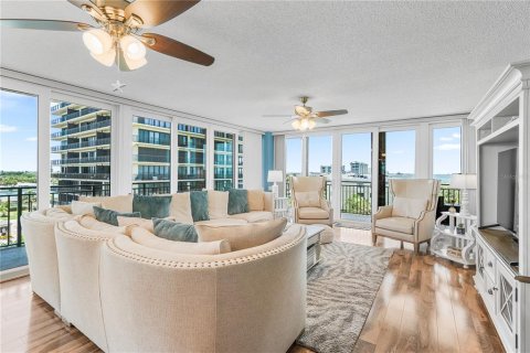 Condo in Treasure Island, Florida, 2 bedrooms  № 2218508 - photo 8