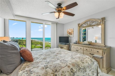 Condo in Treasure Island, Florida, 2 bedrooms  № 2218508 - photo 21
