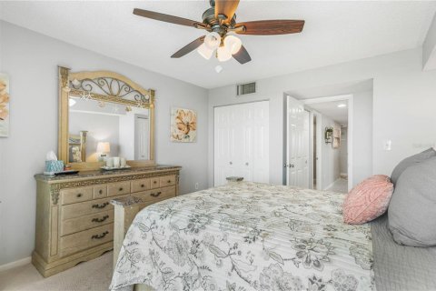 Condo in Treasure Island, Florida, 2 bedrooms  № 2218508 - photo 23
