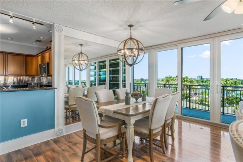Condo in Treasure Island, Florida, 2 bedrooms  № 2218508 - photo 17