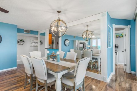 Condo in Treasure Island, Florida, 2 bedrooms  № 2218508 - photo 18