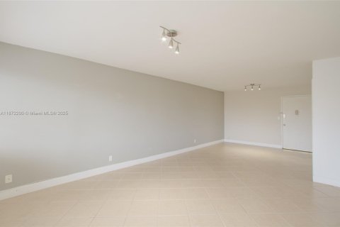 Condo in Hallandale Beach, Florida, 2 bedrooms  № 1897713 - photo 7