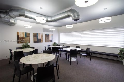 Condo in Hallandale Beach, Florida, 2 bedrooms  № 1897713 - photo 28