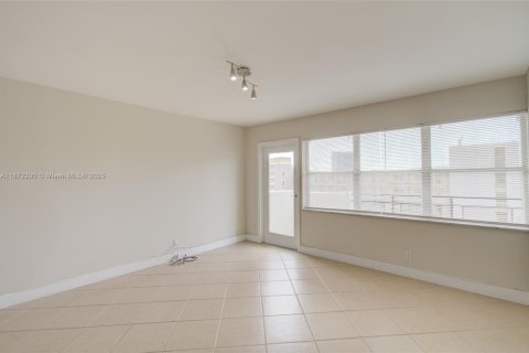 Condo in Hallandale Beach, Florida, 2 bedrooms  № 1897713 - photo 5