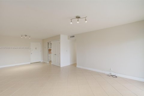 Condo in Hallandale Beach, Florida, 2 bedrooms  № 1897713 - photo 8