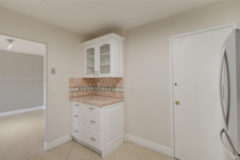 Condo in Hallandale Beach, Florida, 2 bedrooms  № 1897713 - photo 12