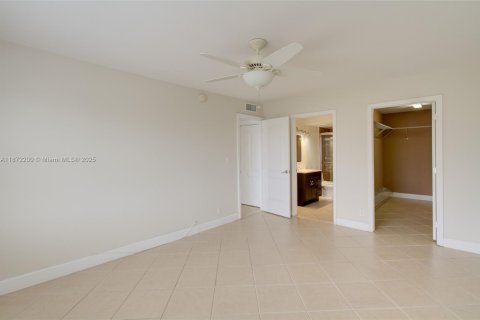 Condo in Hallandale Beach, Florida, 2 bedrooms  № 1897713 - photo 16