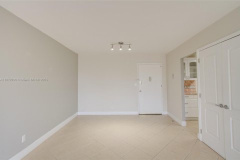 Condo in Hallandale Beach, Florida, 2 bedrooms  № 1897713 - photo 9