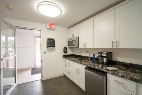 Condo in Hallandale Beach, Florida, 2 bedrooms  № 1897713 - photo 29