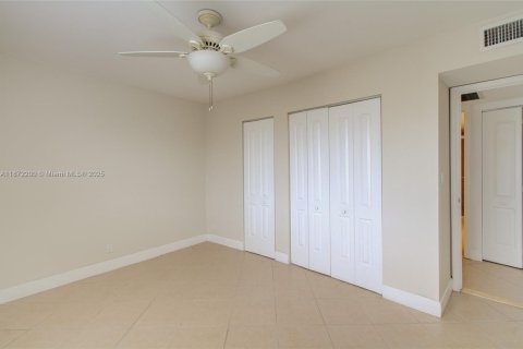 Condo in Hallandale Beach, Florida, 2 bedrooms  № 1897713 - photo 23