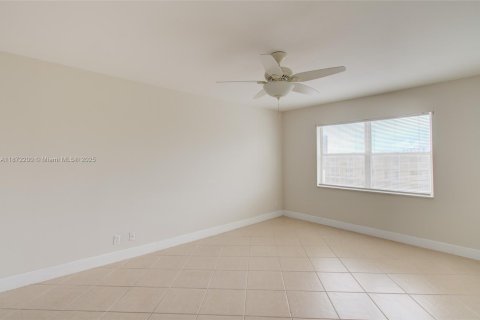 Condo in Hallandale Beach, Florida, 2 bedrooms  № 1897713 - photo 14