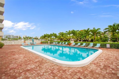 Condo in Hallandale Beach, Florida, 2 bedrooms  № 1897713 - photo 30