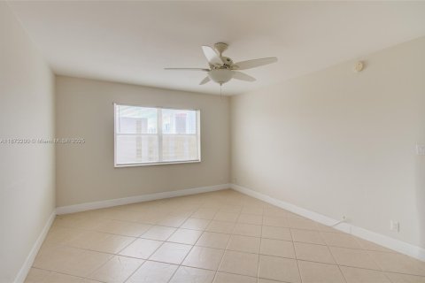 Condo in Hallandale Beach, Florida, 2 bedrooms  № 1897713 - photo 15