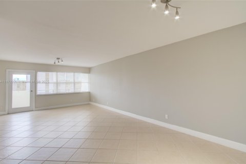 Condo in Hallandale Beach, Florida, 2 bedrooms  № 1897713 - photo 3