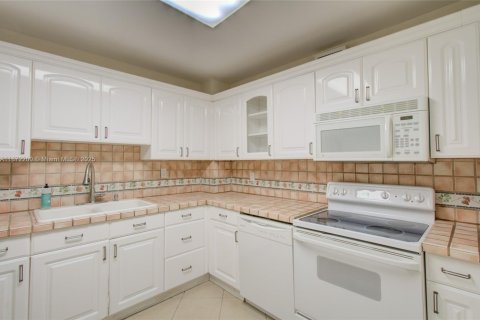 Condo in Hallandale Beach, Florida, 2 bedrooms  № 1897713 - photo 11