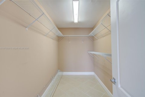 Condo in Hallandale Beach, Florida, 2 bedrooms  № 1897713 - photo 19