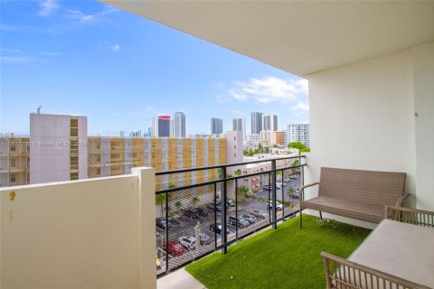 Condo in Hallandale Beach, Florida, 2 bedrooms  № 1897713 - photo 25