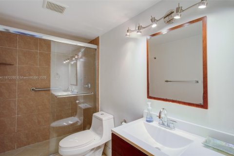 Condo in Hallandale Beach, Florida, 2 bedrooms  № 1897713 - photo 24