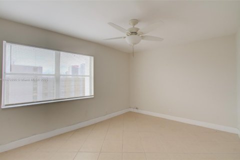 Condo in Hallandale Beach, Florida, 2 bedrooms  № 1897713 - photo 20