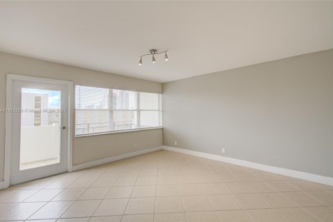 Condo in Hallandale Beach, Florida, 2 bedrooms  № 1897713 - photo 6