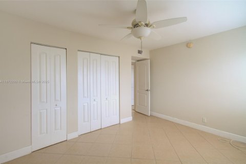 Condo in Hallandale Beach, Florida, 2 bedrooms  № 1897713 - photo 22