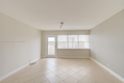 Condo in Hallandale Beach, Florida, 2 bedrooms  № 1897713 - photo 4