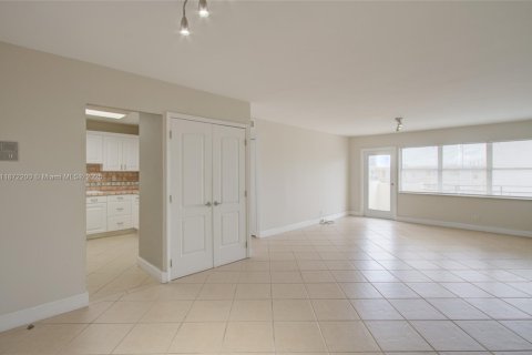 Condo in Hallandale Beach, Florida, 2 bedrooms  № 1897713 - photo 1